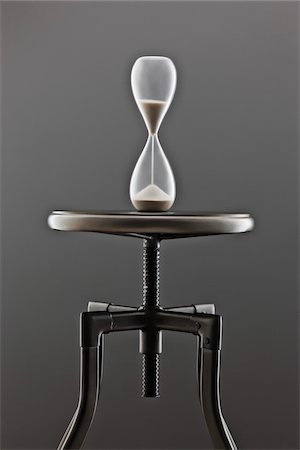 sanduhr - Hour Glass on Stool Stockbilder - Premium RF Lizenzfrei, Bildnummer: 600-03448791