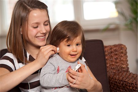 Teenage Girl with Baby Boy Listening to MP3 Player, Mannheim, Baden-Wurttemberg, Germany Fotografie stock - Premium Royalty-Free, Codice: 600-03456197