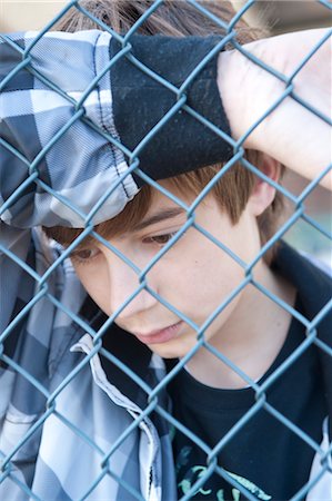 fenced in - Close-Up of Sad Boy Foto de stock - Sin royalties Premium, Código: 600-03456208