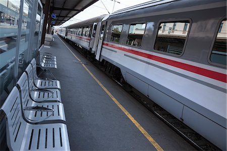 Train, Zagreb, Croatie Photographie de stock - Premium Libres de Droits, Code: 600-03456374