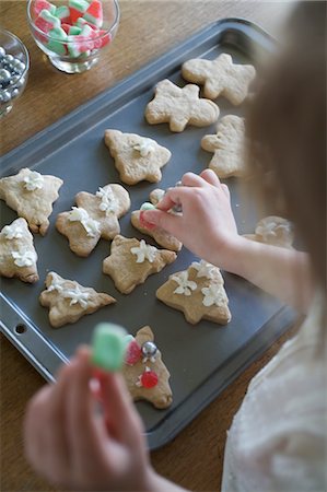 simsearch:6102-08480849,k - Little Girl Decorating Christmas Cookies Foto de stock - Sin royalties Premium, Código: 600-03456697