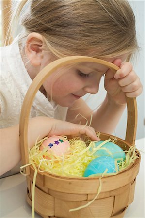 Little Girl With Basket of Easter Eggs Fotografie stock - Premium Royalty-Free, Codice: 600-03456690