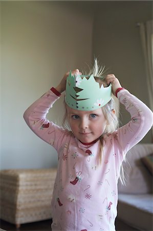 shannon mendes - Little Girl on Christmas Morning Wearing a Paper Crown Foto de stock - Sin royalties Premium, Código: 600-03456700