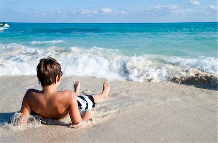 Boy by Surf, Playa del Carmen, Yucatan Peninsula, Mexico Foto de stock - Sin royalties Premium, Código: 600-03456884