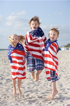 Enfants enveloppés dans le drapeau américain serviettes sur la plage, Miami Beach, comté de Dade, USA Photographie de stock - Premium Libres de Droits, Code: 600-03458175