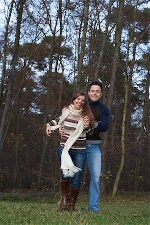 Couple in Forest Foto de stock - Sin royalties Premium, Código: 600-03451475