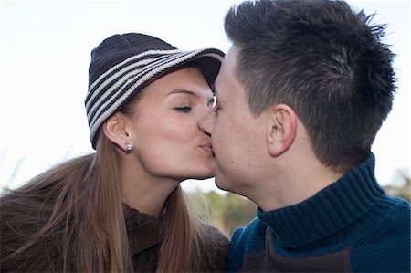 simsearch:600-04931708,k - Couple Kissing Photographie de stock - Premium Libres de Droits, Code: 600-03451479
