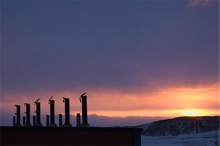 Cheminées au coucher du soleil, McMurdo Station, île de Ross, Antarctique Photographie de stock - Premium Libres de Droits, Code: 600-03466548