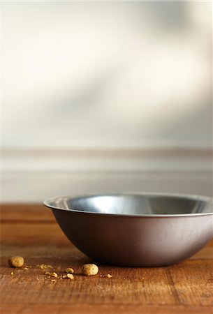 Empty Bowl of Dog Food Foto de stock - Sin royalties Premium, Código: 600-03460461