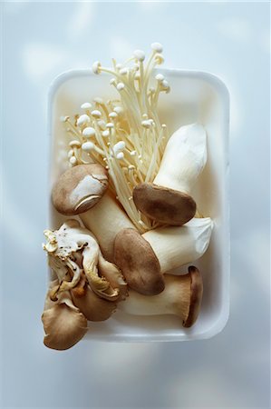 polystyrène - Huîtres, King et champignons Enoki dans des contenants en styromousse Photographie de stock - Premium Libres de Droits, Code: 600-03460463