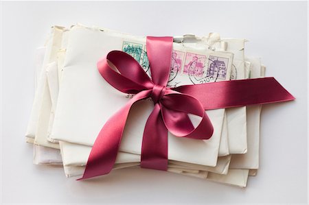 Stack of Letters Tied With Ribbon Fotografie stock - Premium Royalty-Free, Codice: 600-03478682