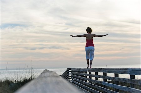 simsearch:700-03455620,k - Femme en équilibre sur la balustrade en bois, Honeymoon Island State Park, Florida, USA Photographie de stock - Premium Libres de Droits, Code: 600-03484701