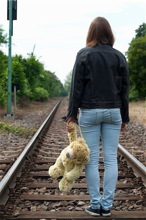 fugueur - Teenage Girl Walking on Railway Tracks Foto de stock - Sin royalties Premium, Código: 600-03490324