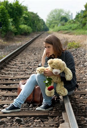 Teenage Girl Sitting on Railway Tracks Foto de stock - Sin royalties Premium, Código: 600-03490325