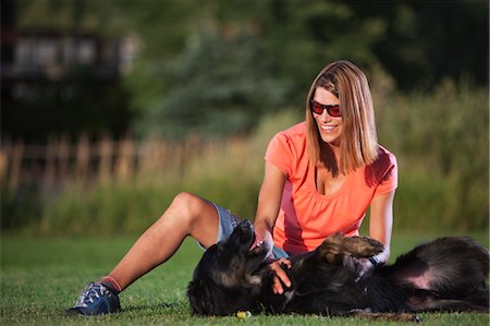Femme et son chien jouant dans un parc, Steamboat Springs, Colorado, États-Unis Photographie de stock - Premium Libres de Droits, Code: 600-03503178
