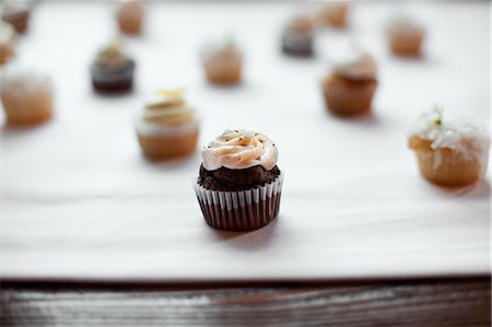 Chocolate and Vanilla Cupcakes Stock Photo - Premium Royalty-Free, Code: 600-03519149