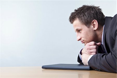 Businessman Leaning on Desk Looking Thoughtful Foto de stock - Sin royalties Premium, Código: 600-03520286