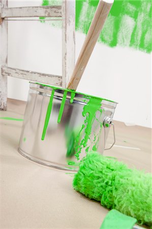 paint buckets - Paint Can and Paint Roller Foto de stock - Sin royalties Premium, Código: 600-03537943