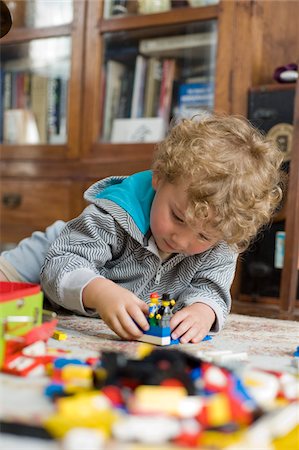 rizo - Little Boy Playing With Toy Blocks, Toronto, Ontario, Canada Foto de stock - Sin royalties Premium, Código: 600-03544747