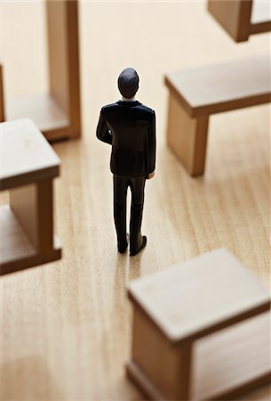 Figure of Businessman in Maze Photographie de stock - Premium Libres de Droits, Code: 600-03554420