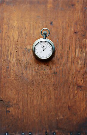 pocket watch - Close-up of Stopwatch on Wooden Surface Foto de stock - Sin royalties Premium, Código: 600-03553428