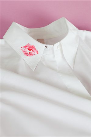 flirtear - Lipstick Kiss on Shirt Collar Foto de stock - Sin royalties Premium, Código: 600-03567825