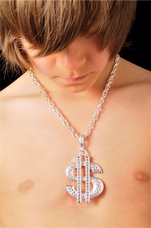 simsearch:600-03622647,k - Boy Wearing Dollar Sign Necklace Foto de stock - Sin royalties Premium, Código: 600-03587140