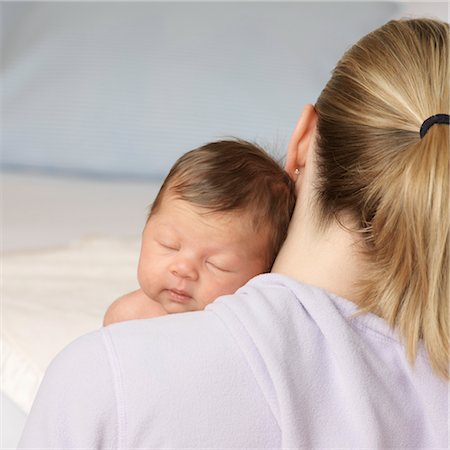 simsearch:600-06752382,k - Baby Sleeping on Mother's Shoulder Fotografie stock - Premium Royalty-Free, Codice: 600-03587168