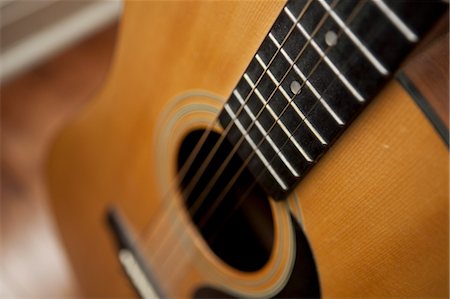 Gros plan d'une guitare acoustique Photographie de stock - Premium Libres de Droits, Code: 600-03587171