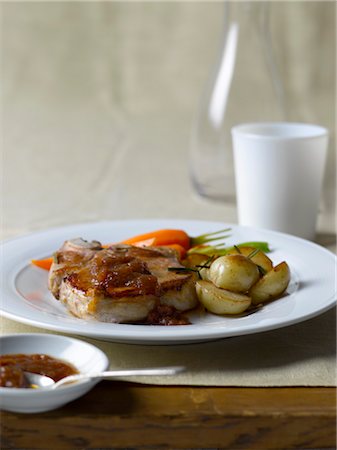 sauteeing - Côtelette de porc avec carottes et pommes de terre sautées et chutney Photographie de stock - Premium Libres de Droits, Code: 600-03587362