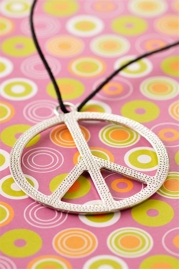 Peace Sign Necklace Photographie de stock - Premium Libres de Droits, Artiste: Jean-Christophe Riou, Le code de l’image : 600-03601395