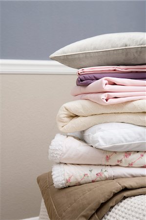 simsearch:600-01716235,k - Pile de linge de lit et les oreillers Photographie de stock - Premium Libres de Droits, Code: 600-03615749