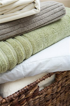 Basket with Folded Towels and Sheets Stock Photo - Premium Royalty-Free, Code: 600-03615751