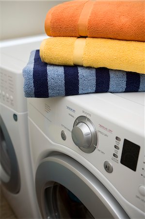 doblado - stack of towels on top of washer and dryer Foto de stock - Sin royalties Premium, Código: 600-03615761