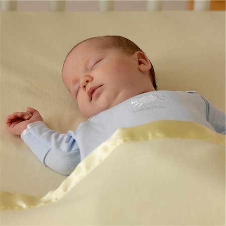 Sleeping Baby in Crib Foto de stock - Sin royalties Premium, Código: 600-03615822