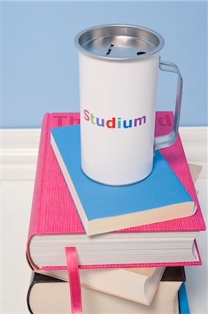 Donation Tin on Stack of Books Foto de stock - Sin royalties Premium, Código: 600-03615852