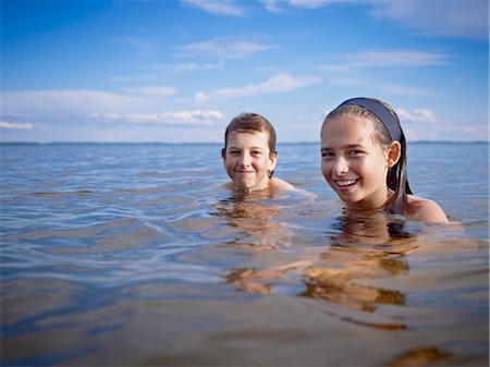 Garçon et fille piscine, lac Wanapitei, Sudbury, Ontario, Canada Photographie de stock - Premium Libres de Droits, Code: 600-03621294