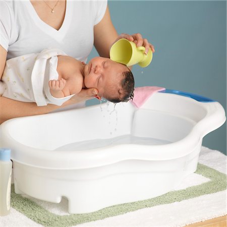 Mother Washing Newborn Baby Foto de stock - Sin royalties Premium, Código: 600-03623037