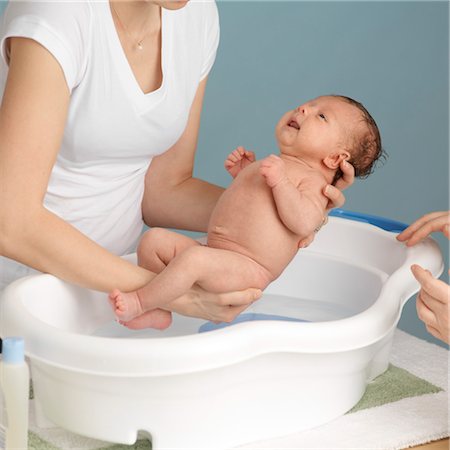 Mother Washing Newborn Baby Foto de stock - Sin royalties Premium, Código: 600-03623039