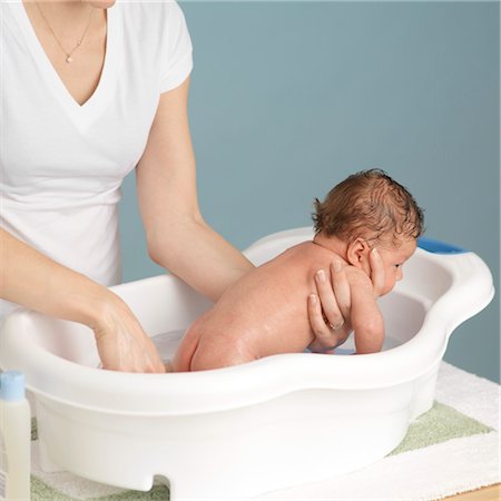 Mother Washing Newborn Baby Foto de stock - Sin royalties Premium, Código: 600-03623040