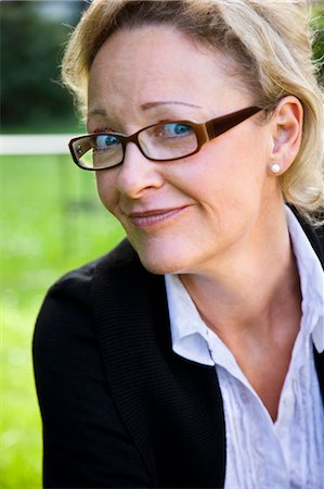 eye wear - Portrait de femme d'affaires, Willich, Dusseldorf région, Rhénanie du Nord-Westphalie, Allemagne Photographie de stock - Premium Libres de Droits, Code: 600-03638623