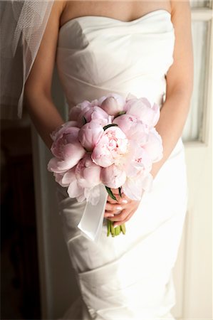 pivoine (fleur) - Tenant le Bouquet de la mariée Photographie de stock - Premium Libres de Droits, Code: 600-03644895