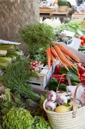 Légumes au marché, St Tropez, Var, Provence, Provence-Alpes-Cote d'Azur, France Photographie de stock - Premium Libres de Droits, Code: 600-03644924