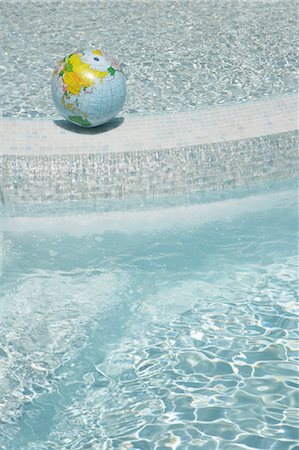 Ballon de plage Globe en piscine, Sanary-sur-Mer, Var, Provence, Provence-Alpes-Cote d'Azur, France Photographie de stock - Premium Libres de Droits, Code: 600-03644927