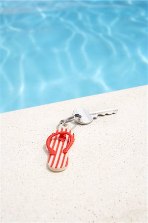 summer symbols - Porte-clés en forme Flip-Flop à côté de la piscine, Sanary-sur-Mer, Var, Provence, Provence-Alpes-Cote d'Azur, France Photographie de stock - Premium Libres de Droits, Code: 600-03644936