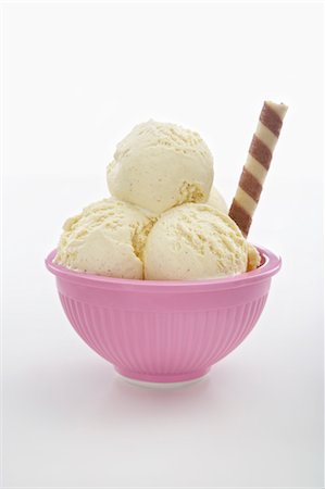 simsearch:600-03638781,k - Bowl of Vanilla Ice Cream Foto de stock - Sin royalties Premium, Código: 600-03644938