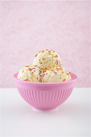 scoop - Bowl of Vanilla Ice Cream with Sprinkles Foto de stock - Sin royalties Premium, Código: 600-03644944