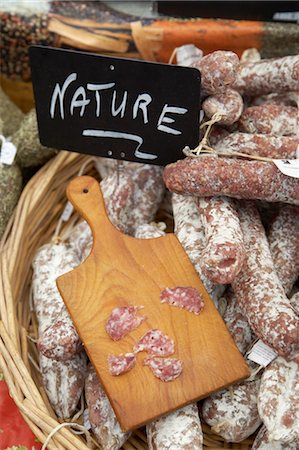 Produits de charcuterie au marché, St Tropez, Var, Provence, Provence-Alpes-Cote d'Azur, France Photographie de stock - Premium Libres de Droits, Code: 600-03644952