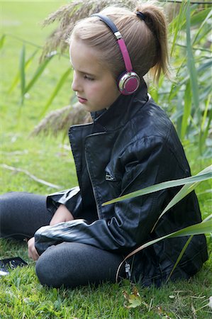 Young Girl Sitting Outside Listening to Music Foto de stock - Sin royalties Premium, Código: 600-03641028