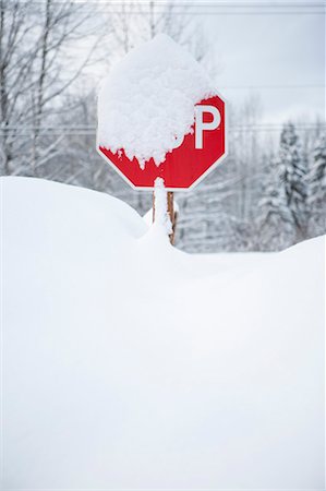 Stop Sign Covered in Snow, British Columbia, Canada Foto de stock - Sin royalties Premium, Código: 600-03641239